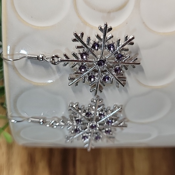 🔥LAST PAIR🔥 PURPLE SHIMMER SNOWFLAKE EARRINGS - Picture 5 of 6